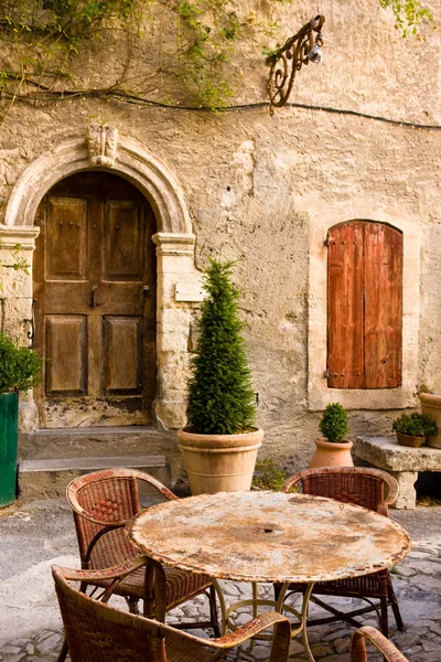 Forcalquier 法国东南部上普罗旺斯阿尔卑斯省公社 有露台咖啡店的旧街 — 图库照片