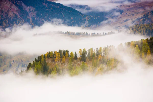 Malowniczy Widok Niskie Chmury Nad Górami — Zdjęcie stockowe