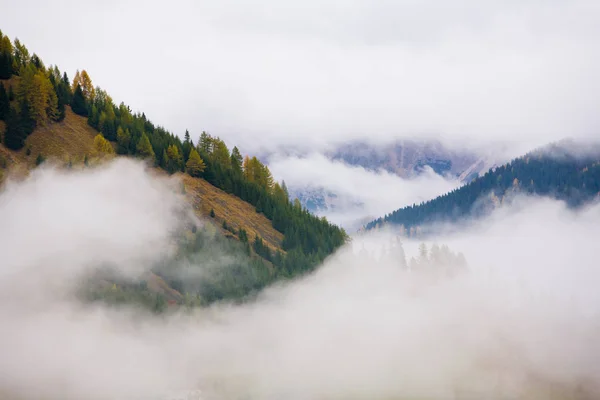Malowniczy Widok Niskie Chmury Nad Górami — Zdjęcie stockowe