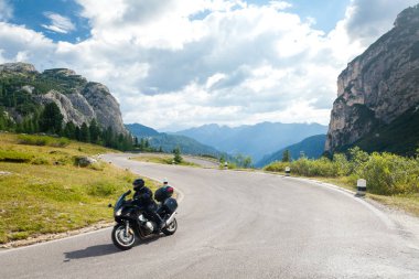 Dağ yolunda motorcu