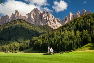 Ranui 'deki San Giovanni Kilisesi Funes, Odle, Dolomites
