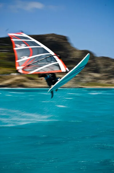 Man Die Geniet Van Windsurfen Italië — Stockfoto