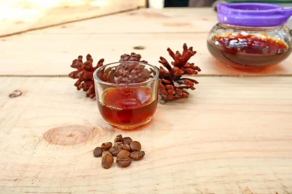 Koffie dranken geserveerd op houten tafels — Stockfoto