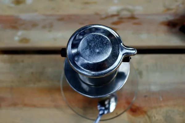 Kaffee-Drinks auf Holztischen serviert — Stockfoto