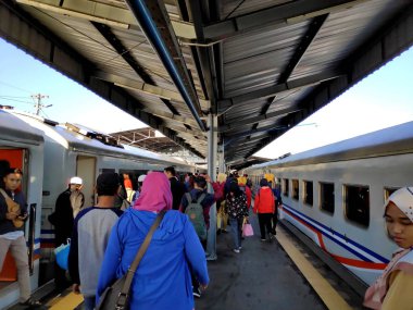 İşçiler ve halk, dün Lebaran bayramından sonra faaliyetlerine başladılar, 13 Haziran 2019, Semarang / Central Java Endonezya