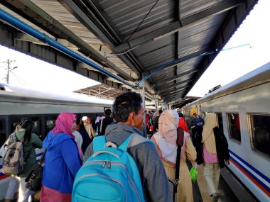 İşçiler ve halk, dün Lebaran bayramından sonra faaliyetlerine başladılar, 13 Haziran 2019, Semarang / Central Java Endonezya