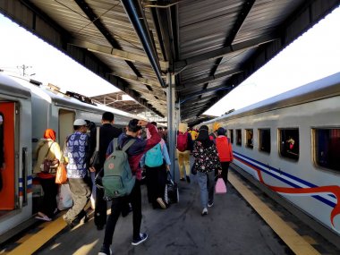 İşçiler ve halk, dün Lebaran bayramından sonra faaliyetlerine başladılar, 13 Haziran 2019, Semarang / Central Java Endonezya