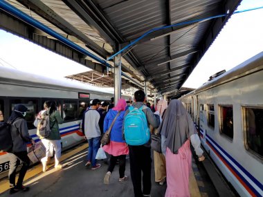 İşçiler ve halk, dün Lebaran bayramından sonra faaliyetlerine başladılar, 13 Haziran 2019, Semarang / Central Java Endonezya