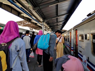 İşçiler ve halk, dün Lebaran bayramından sonra faaliyetlerine başladılar, 13 Haziran 2019, Semarang / Central Java Endonezya