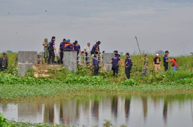 30 Ocak 2018, Endonezya, Batang / Jawa Tengah Hamamböceklerinden nehri temizleyin.