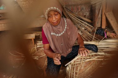 bambu sepeti zanaatkar işini yaparken