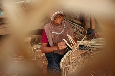 bambu sepeti zanaatkar işini yaparken