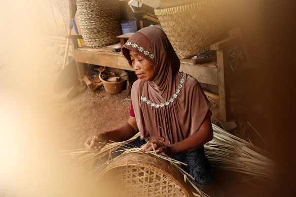 Bambu Cesta Artesão Fazer Seu Trabalho — Fotografia de Stock