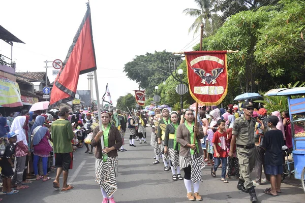 birçok kişi ve izleyiciler in yer alan kuzey kıyısında bir alanda düzenlenen bir kültürel geçit töreni,