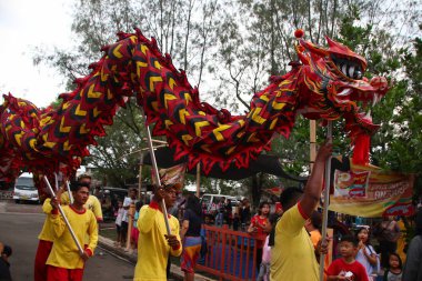 Peh Cun, Barongsai ve Dragon tekne yanıyor. Çin kökenli Endonezyalılar arasında, genellikle Peh Cun Festivali sırasında düzenlenen, onlar kutlayacak, Pekalongan / Orta Java Endonezya,                               
