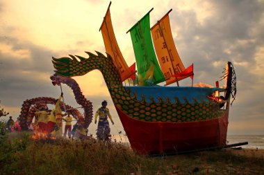  Pek Cun / Peh Cun Barongsai ve Dragon tekne yanıyor. Çin asıllı Endonezyalılar arasında, u