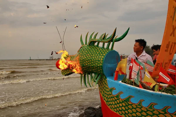 Peh Cun Barongsai Barco Dragão Queimando Entre Indonésios Ascendência Chinesa — Fotografia de Stock