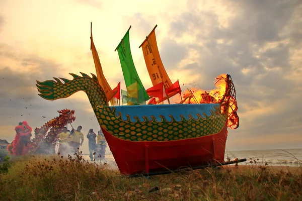 Peh Cun Barongsai Dragon Tekne Yanıyor Çin Kökenli Endonezyalılar Arasında — Stok fotoğraf