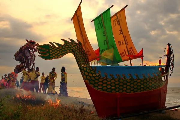 Peh Cun Barongsai Dragon Tekne Yanıyor Çin Kökenli Endonezyalılar Arasında — Stok fotoğraf