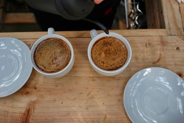 Kaffee Brauen Schritt Für Schritt Barista Gießt Sanft Heißes Wasser — Stockfoto