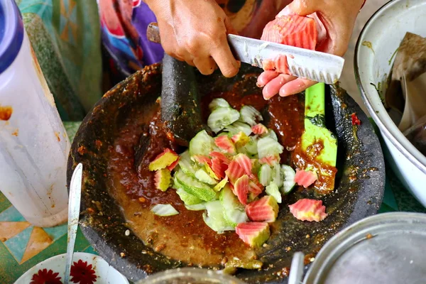 Rujak Raspado Salada Frutas Indonésia Com Molho Picante Quente Processo — Fotografia de Stock