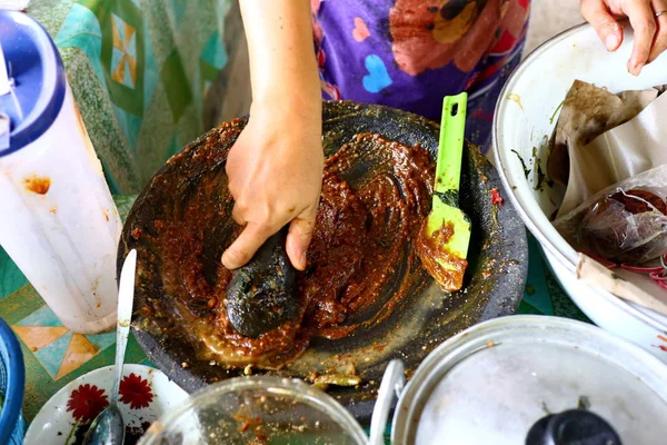 剃ったルジャク 辛いソースのインドネシアのフルーツサラダ スパイスを混練してから提供されるまで作るプロセス — ストック写真