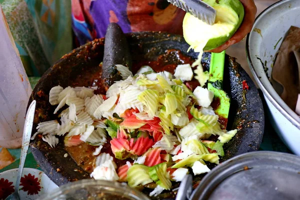 被拉的鲁亚克 印尼水果沙拉与辣酱 从揉捏香料制作的过程 直到服务 — 图库照片