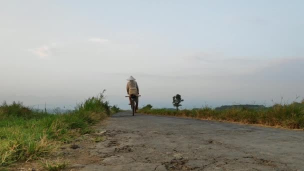 Kegiatan Petani Desa Pagi Hari Berangkat Sawah Dengan Bersepeda Dan — Stok Video