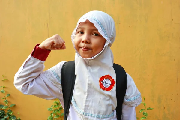 Seorang Gadis Tingkat Sekolah Dasar Ketika Pergi Sekolah Dari Rumahnya — Stok Foto