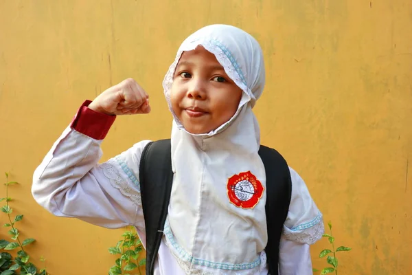 Uma Menina Nível Ensino Fundamental Quando Vai Para Escola Sua — Fotografia de Stock