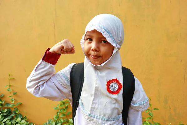 Seorang Gadis Tingkat Sekolah Dasar Ketika Pergi Sekolah Dari Rumahnya — Stok Foto