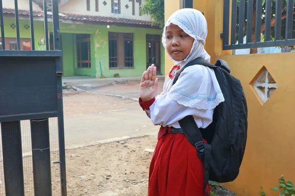 Uma Menina Nível Ensino Fundamental Quando Vai Para Escola Sua — Fotografia de Stock