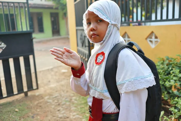 Uma Menina Nível Ensino Fundamental Quando Vai Para Escola Sua — Fotografia de Stock