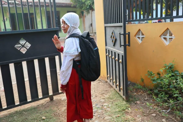 Uma Menina Nível Ensino Fundamental Quando Vai Para Escola Sua — Fotografia de Stock