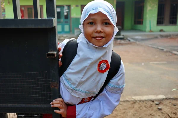 Una Niña Escuela Primaria Cuando Escuela Desde Casa Desde Mañana —  Fotos de Stock