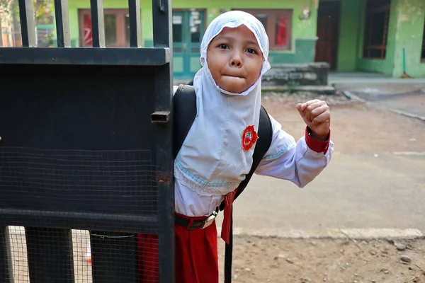 Uma Menina Nível Ensino Fundamental Quando Vai Para Escola Sua — Fotografia de Stock