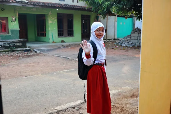 Seorang Gadis Tingkat Sekolah Dasar Ketika Pergi Sekolah Dari Rumahnya — Stok Foto