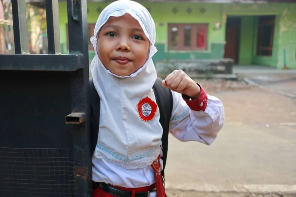 Uma Menina Nível Ensino Fundamental Quando Vai Para Escola Sua — Fotografia de Stock