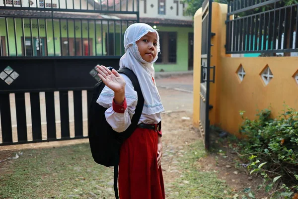 Uma Menina Nível Ensino Fundamental Quando Vai Para Escola Sua — Fotografia de Stock
