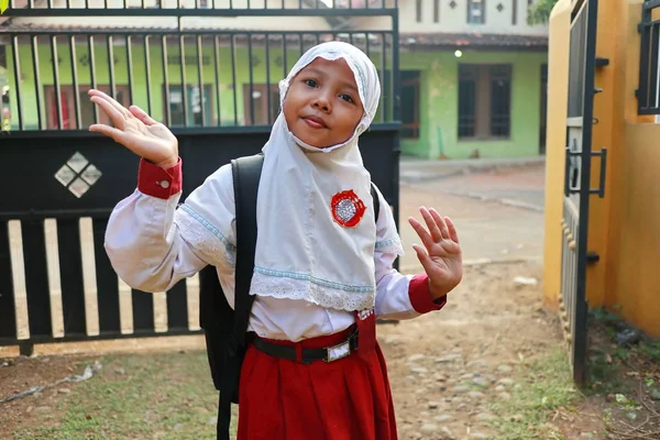 Uma Menina Nível Ensino Fundamental Quando Vai Para Escola Sua — Fotografia de Stock