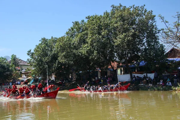 Tradizionali partite di canottaggio in barca, che coinvolgono i pescatori tradizionali sull'isola di Java — Foto Stock