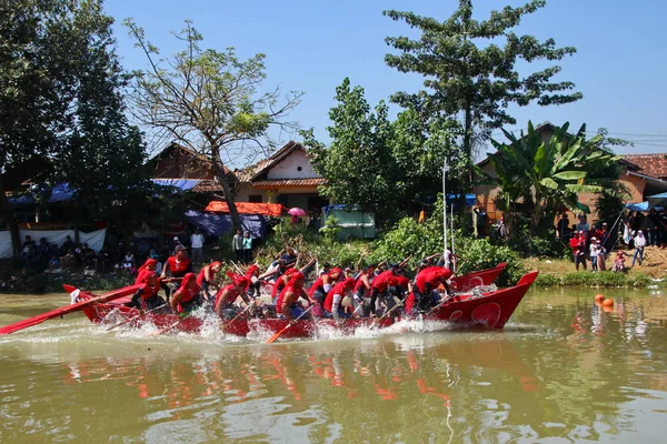 Java adasında geleneksel balıkçılar içeren geleneksel tekne kürek maçları, — Stok fotoğraf
