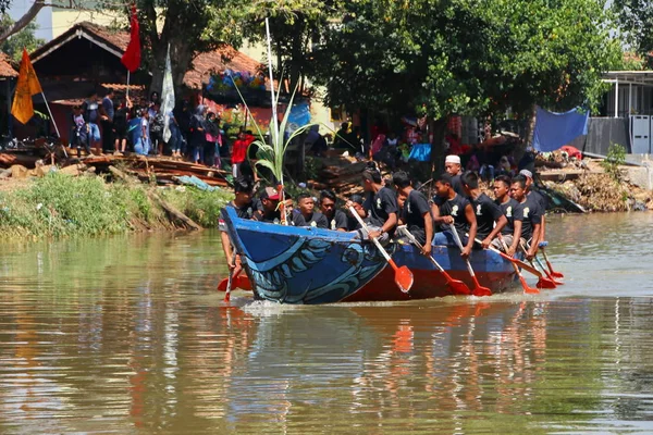 Traditional boat rowing matches, which involve traditional fishermen on the island of Java — Stock Photo, Image