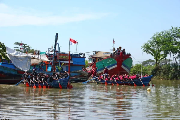 Traditional boat rowing matches, which involve traditional fishermen on the island of Java — Stock Photo, Image