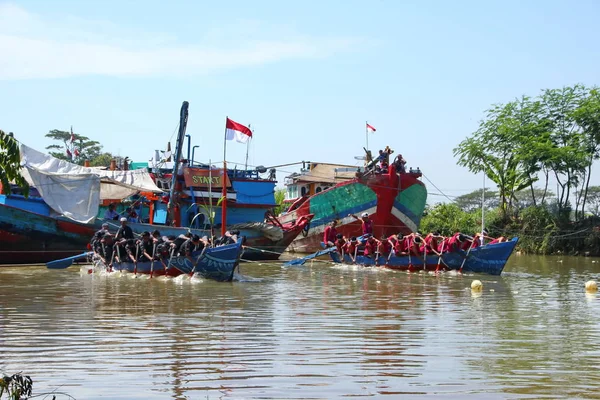 Traditional boat rowing matches, which involve traditional fishermen on the island of Java — Stock Photo, Image