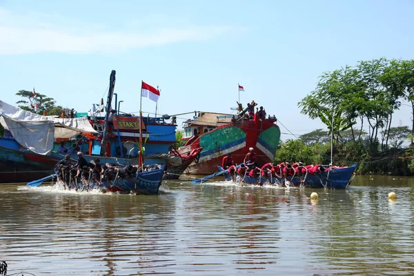 Traditional boat rowing matches, which involve traditional fishermen on the island of Java — Stock Photo, Image