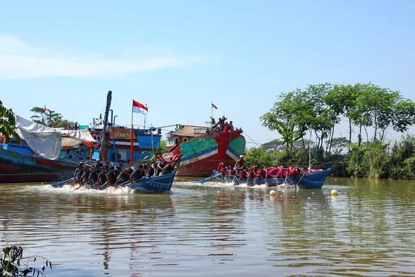 Traditional boat rowing matches, which involve traditional fishermen on the island of Java — Stock Photo, Image