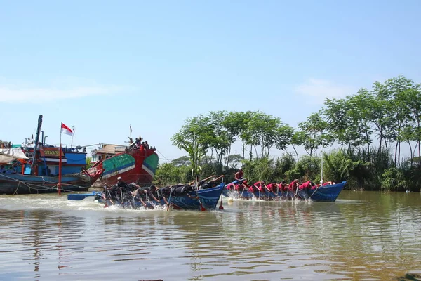 Hagyományos csónak evezős meccseket, amelyek magukban foglalják a hagyományos halászok a Jáva szigetén — Stock Fotó