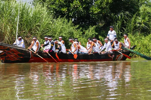 Traditional boat rowing matches, which involve traditional fishermen on the island of Java — Stock Photo, Image