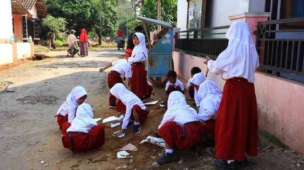 Ilkokul Öğrencileri Okullarının Dışında Kum Oynarken Sınıfta Oyun Ekipmanları Eksikliği — Stok fotoğraf